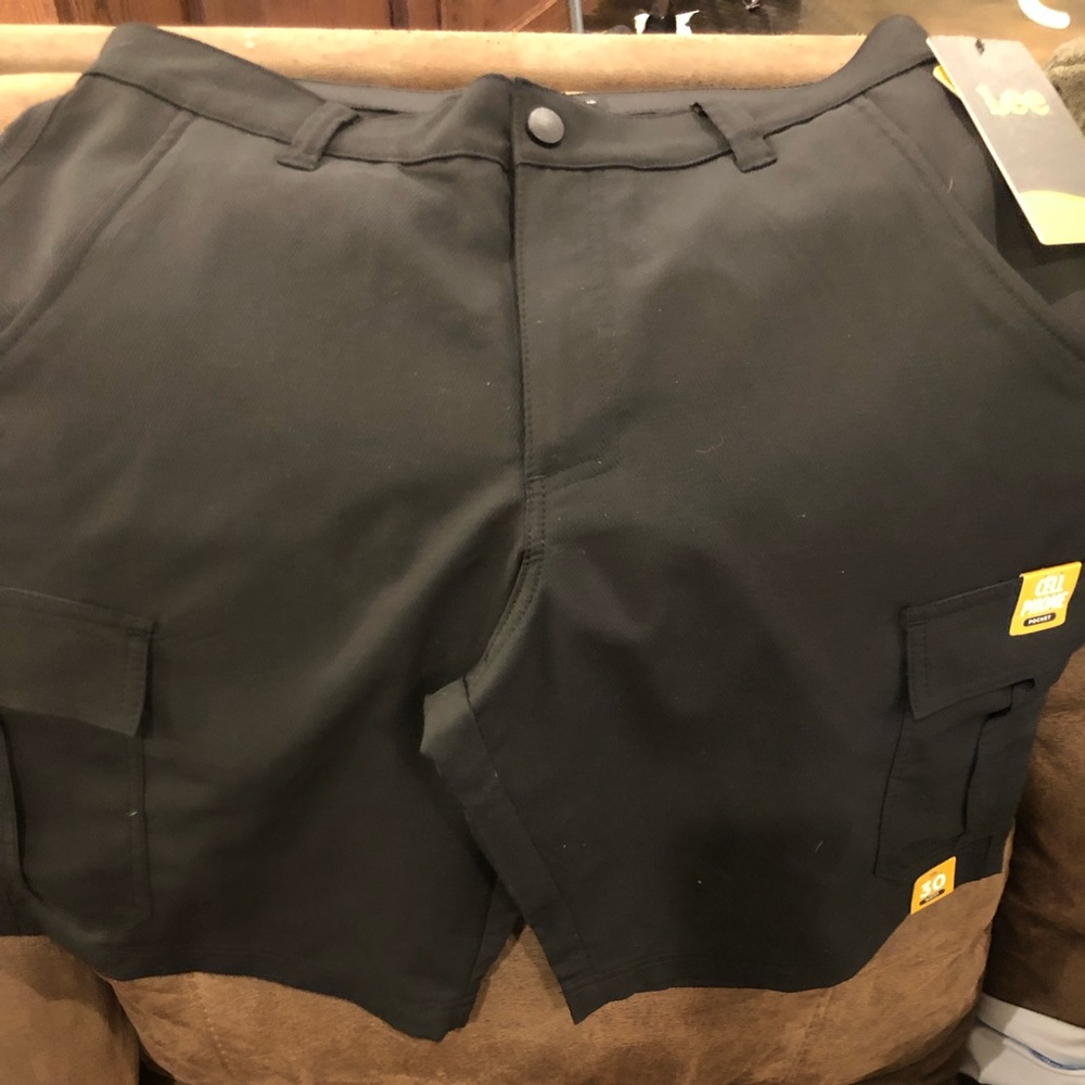 🆕 NWT boys Lee black cargo shorts. Light weight material.